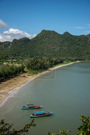 Foto de La vista desde el punto de vista de Hua Khao Tian de playa y paisaje de la playa de Bang Pu en Phraya Nakhon en el Parque Nacional Sam Roi Yot en la provincia de Prachuap Khiri Khan en Tailandia, Tailandia, Hua Hin, diciembre de 2022 - Imagen libre de derechos