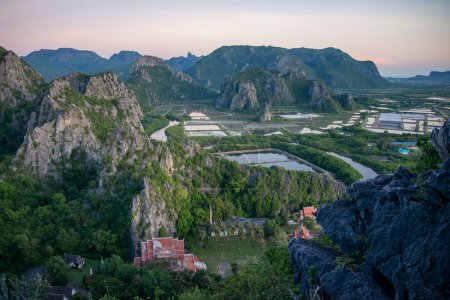 Landschaft und Aussicht vom Khao Daeng Aussichtspunkt im Dorf Khao Daeng im Sam Roi Yot Nationalpark in der Provinz Prachuap Khiri Khan in Thailand, Thailand, Hua Hin, November 2022