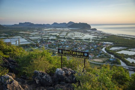 Foto de El paisaje y la vista desde el mirador de Khao Daeng en la aldea de Khao Daeng en el Parque Nacional Sam Roi Yot en la provincia de Prachuap Khiri Khan en Tailandia, Tailandia, Hua Hin, noviembre de 2022 - Imagen libre de derechos