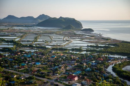 Téléchargez les photos : Le paysage et la vue depuis le belvédère de Khao Daeng au village de Khao Daeng dans le parc national Sam Roi Yot dans la province de Prachuap Khiri Khan en Thaïlande, Thaïlande, Hua Hin, novembre 2022 - en image libre de droit