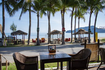 Foto de A Reataurant with the Landscape of the Beach and Coast at Dolphin Bay at the Hat Sam Roi Yot in the Province of Prachuap Khiri Khan in Thailand,  Thailand, Hua Hin, December, 2022 - Imagen libre de derechos