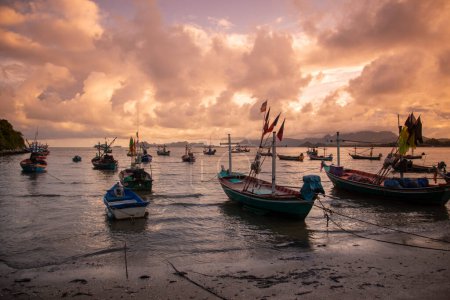 Foto de Barcos de pesca en el pueblo pesquero Pak Nam Pran y playa cerca de la ciudad de Pranburi y la ciudad de Hua Hin en la provincia de Prachuap Khiri Khan en Tailandia, Tailandia, Hua Hin, diciembre de 2022 - Imagen libre de derechos