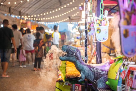 Téléchargez les photos : Foire thaïlandaise lors d'un festival de shopping et de restauration à la plage de Pak Nam Pran près de la ville de Pranburi et de la ville de Hua Hin dans la province de Prachuap Khiri Khan en Thaïlande, Thaïlande, Hua Hin, décembre 2022 - en image libre de droit