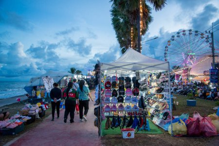 Foto de A Shopping and eating Festival with a ferris wheel at the Pak Nam Pran Beach near the Town of Pranburi and the City of Hua Hin in the Province of Prachuap Khiri Khan in Thailand,  Thailand, Hua Hin, December, 2022 - Imagen libre de derechos