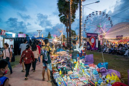 Téléchargez les photos : Un festival du shopping et de la restauration avec une roue de ferris à la plage de Pak Nam Pran près de la ville de Pranburi et de la ville de Hua Hin dans la province de Prachuap Khiri Khan en Thaïlande, Thaïlande, Hua Hin, décembre 2022 - en image libre de droit