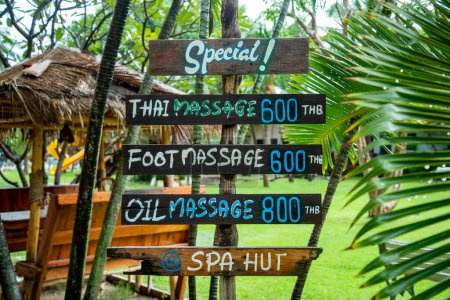 Téléchargez les photos : Massage thaïlandais dans un Resort sur la plage et la côte à Dolphin Bay au chapeau Sam Roi Yot dans la province de Prachuap Khiri Khan en Thaïlande, Thaïlande, Hua Hin, décembre 2022 - en image libre de droit