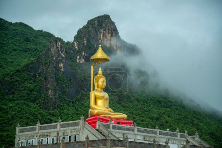 Téléchargez les photos : Le Wat Hup Ta Khot au parc national Sam Roi Yot dans la province de Prachuap Khiri Khan en Thaïlande, Thaïlande, Hua Hin, décembre 2022 - en image libre de droit