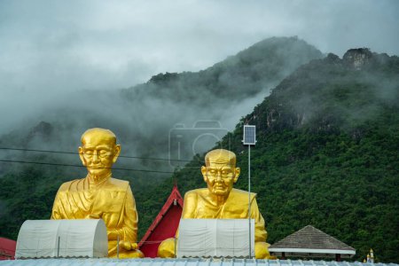 Téléchargez les photos : Le Wat Hup Ta Khot au parc national Sam Roi Yot dans la province de Prachuap Khiri Khan en Thaïlande, Thaïlande, Hua Hin, décembre 2022 - en image libre de droit