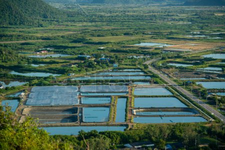 Foto de El paisaje y la vista desde el mirador de Khao Daeng en la aldea de Khao Daeng en el Parque Nacional Sam Roi Yot en la provincia de Prachuap Khiri Khan en Tailandia, Tailandia, Hua Hin, noviembre de 2022 - Imagen libre de derechos
