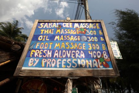 Téléchargez les photos : Massage thaïlandais dans un Resort sur la plage et la côte à Dolphin Bay au chapeau Sam Roi Yot dans la province de Prachuap Khiri Khan en Thaïlande, Thaïlande, Hua Hin, Mars 2010 - en image libre de droit