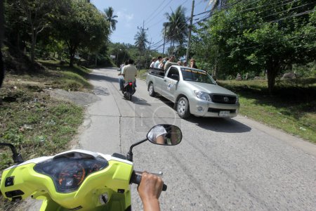 Téléchargez les photos : Une moto sur une route sur l'île Ko Tao dans la province de Surat Thani en Thaïlande, Thaïlande, Ko Tao, Mars 2010 - en image libre de droit
