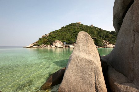 Téléchargez les photos : Une petite baie, plage et paysage sur la petite île de Ko Nang Yuan à côté de l'île Ko Tao dans la province de Surat Thani en Thaïlande, Thaïlande, Ko Tao, Mars 2010 - en image libre de droit