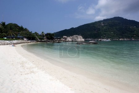 Téléchargez les photos : Une petite baie, plage et paysage sur la petite île de Ko Nang Yuan à côté de l'île Ko Tao dans la province de Surat Thani en Thaïlande, Thaïlande, Ko Tao, Mars 2010 - en image libre de droit