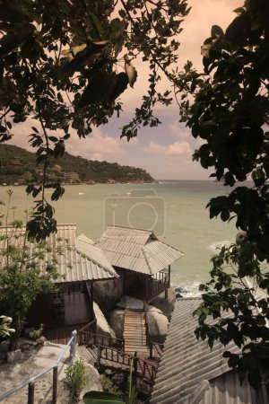 Téléchargez les photos : Une maison d'hôtes sur une plage et une côte près de la ville de Sairee Village sur l'île Ko Tao dans la province de Surat Thani en Thaïlande, Thaïlande, Ko Tao, Mars 2010 - en image libre de droit