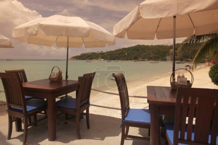Téléchargez les photos : Un restaurant sur une plage et une côte près de la ville de Sairee Village sur l'île Ko Tao dans la province de Surat Thani en Thaïlande, Thaïlande, Ko Tao, Mars 2010 - en image libre de droit
