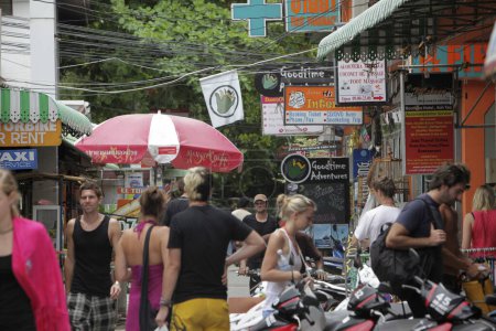 Téléchargez les photos : Une rue piétonne avec des magasins à la ville de Sairee Village sur l'île Ko Tao dans la province de Surat Thani en Thaïlande, Thaïlande, Ko Tao, Mars 2010 - en image libre de droit