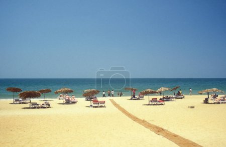 Foto de Una playa con paisaje y costa en la ciudad de Vagator en la provincia de Goa en la India, India, Goa, abril de 1996 - Imagen libre de derechos