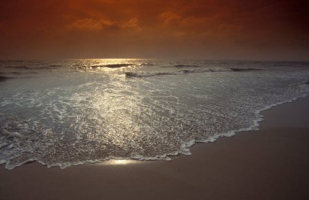 Téléchargez les photos : Une plage de sable avec paysage et côte à la ville de Vagator dans la province de Goa en Inde, Inde, Goa, avril 1996 - en image libre de droit