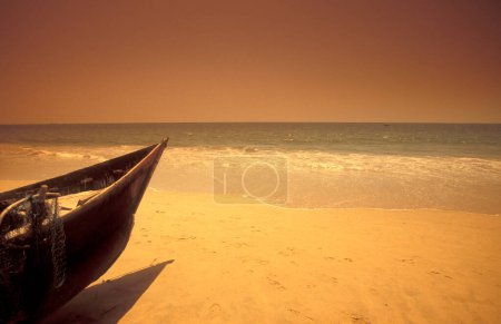 Foto de Un pesquero de madera en una playa de arena con paisaje y costa en la ciudad de Vagator en la provincia de Goa en la India, India, Goa, abril de 1996 - Imagen libre de derechos