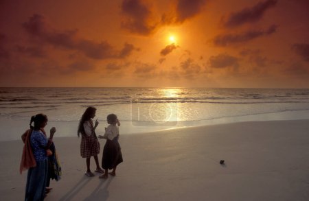 Foto de Dos niñas con una disputa en una playa de arena con paisaje y costa en la ciudad de Vagator en la provincia de Goa en la India, India, Goa, abril de 1996 - Imagen libre de derechos