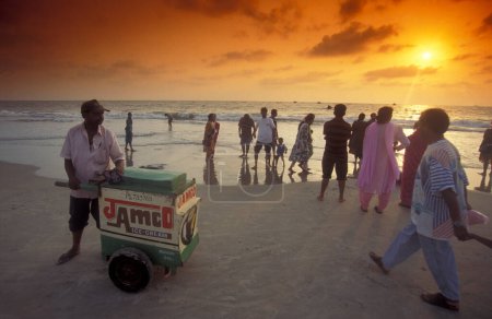 Foto de Un helado de las ventas de los hombres en una playa arenosa con paisaje y costa en la ciudad de Vagator en la provincia de Goa en la India, la India, Goa, abril, 1996 - Imagen libre de derechos