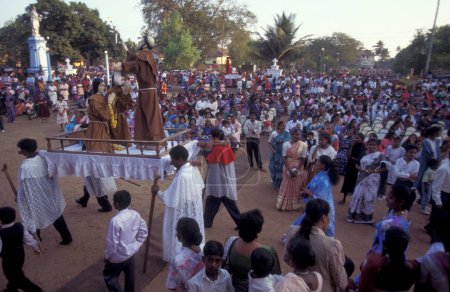 Foto de Una ceremonia y procesión del Viernes Santo en la iglesia de Igreja do Esprito Santo e Convento de So Francisco la ciudad de Velha Goa en la provincia de Goa en la India, India, Goa, abril de 1996 - Imagen libre de derechos