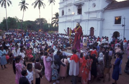 Téléchargez les photos : Une cérémonie et procession du Vendredi saint à l'église d'Igreja do Esprito Santo e Convento de So Francisco la ville de Velha Goa dans la province de Goa en Inde, Inde, Goa, Avril 1996 - en image libre de droit