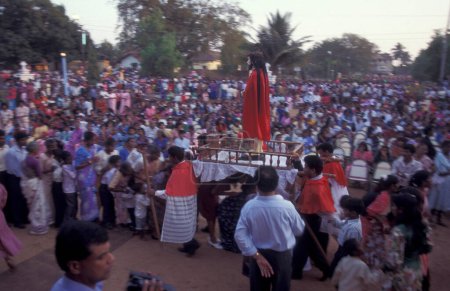 Téléchargez les photos : Une cérémonie et procession du Vendredi saint à l'église d'Igreja do Esprito Santo e Convento de So Francisco la ville de Velha Goa dans la province de Goa en Inde, Inde, Goa, Avril 1996 - en image libre de droit