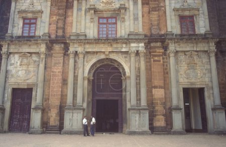 Téléchargez les photos : L'église et la Baslica do Bom Jesus dans la ville de Velha Goa dans la province de Goa en Inde, Inde, Goa, avril 1996 - en image libre de droit