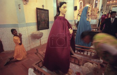 Foto de Una ceremonia y procesión del Viernes Santo en la iglesia de Igreja do Esprito Santo e Convento de So Francisco la ciudad de Velha Goa en la provincia de Goa en la India, India, Goa, abril de 1996 - Imagen libre de derechos