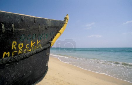Téléchargez les photos : Un bateau de pêche en bois sur une plage de sable avec paysage et côte à la ville de Vagator dans la province de Goa en Inde, Inde, Goa, Avril 1996 - en image libre de droit