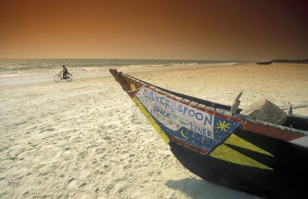 Téléchargez les photos : Un bateau de pêche en bois sur une plage de sable avec paysage et côte à la ville de Vagator dans la province de Goa en Inde, Inde, Goa, Avril 1996 - en image libre de droit