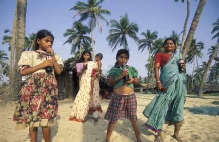 Foto de Mujeres de una pesca de un pueblo pesquero en la costa en la ciudad de Colva en la provincia de Goa en la India, India, Goa, abril, 1996 - Imagen libre de derechos