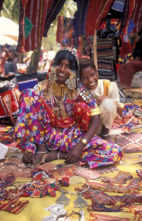 Foto de Mujeres indias en su tienda en el antiguo mercado de pulgas de Anjuna en la costa en la ciudad de Anjuna en la provincia de Goa en la India, India, Goa, abril de 1996 - Imagen libre de derechos