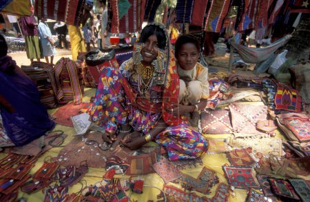 Foto de Mujeres indias en su tienda en el antiguo mercado de pulgas de Anjuna en la costa en la ciudad de Anjuna en la provincia de Goa en la India, India, Goa, abril de 1996 - Imagen libre de derechos
