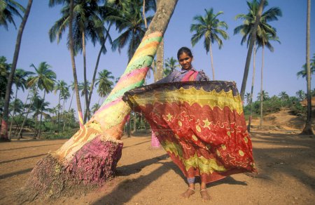 Foto de A women sales Batic texties at the Anjuna Flea market on the Coast at the Town of Anjuna in the Province of Goa in India,  India, Goa, April, 1996 - Imagen libre de derechos