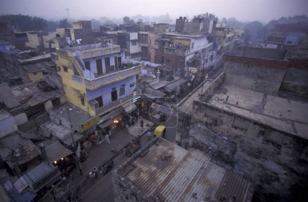 Téléchargez les photos : Une vue sur la vieille ville de Main Bazar dans la ville de New Delhi en Inde. Inde, Delhi, février 1998 - en image libre de droit