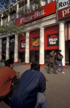 Foto de Un restaurante Pizza Hut en la zona comercial de Connaught Place en la ciudad de Nueva Delhi en la India. India, Delhi, February, 1998 - Imagen libre de derechos