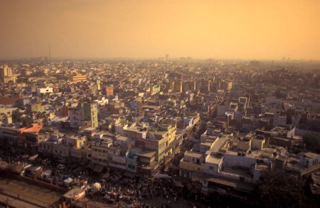 Foto de Una vista desde el Minarete de la Mezquita Jama Masjid en la ciudad de Old Delhi en la India. India, Delhi, February, 1998 - Imagen libre de derechos