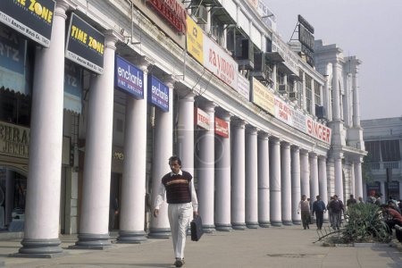 Foto de Una vista de la zona comercial de Connaught Place en la ciudad de Nueva Delhi en la India. India, Delhi, February, 1998 - Imagen libre de derechos