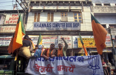 Foto de Una campaña electoral en la ciudad vieja de Delhi vieja en la ciudad de Delhi en la India. India, Delhi, February, 1998 - Imagen libre de derechos
