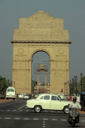Foto de Coches y el tráfico en frente de la Puerta de Delhi en la ciudad de Nueva Delhi en la India. India, Delhi, February, 1998 - Imagen libre de derechos