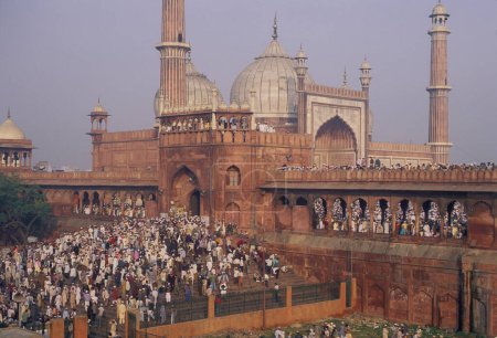 Foto de La gente musulmana reza en el Festival de Ramadán frente a la mezquita Jama Masjid en el Viejo Delhi en la ciudad de Delhi en la India. India, Delhi, febrero de 1998 - Imagen libre de derechos