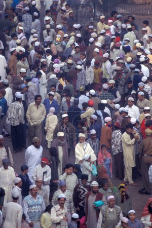 Foto de La gente musulmana reza en el Festival de Ramadán frente a la mezquita Jama Masjid en el Viejo Delhi en la ciudad de Delhi en la India. India, Delhi, febrero de 1998 - Imagen libre de derechos