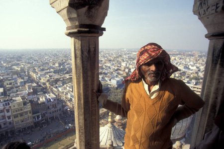 Foto de Una vista desde el Minarete de la Mezquita Jama Masjid en la ciudad de Old Delhi en la India. India, Delhi, February, 1998 - Imagen libre de derechos