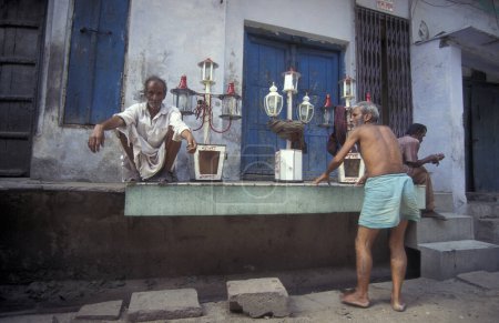 Téléchargez les photos : Deux hommes indiens dans la ville d'Agra dans la province de l'Uttar Pradesh en Inde. Inde, Agra, avril 1998 - en image libre de droit