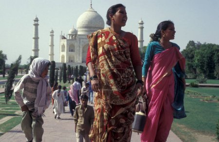 Téléchargez les photos : Touristes indiens devant l'architecture du Taj Mahal dans la ville d'Agra dans la province de l'Uttar Pradesh en Inde. Inde, Agra, avril 1998 - en image libre de droit