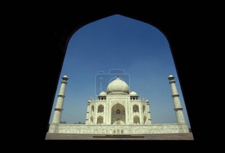 Téléchargez les photos : L'architecture du Taj Mahal dans la ville d'Agra dans la province de l'Uttar Pradesh en Inde. Inde, Agra, avril 1998 - en image libre de droit