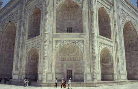 Téléchargez les photos : L'architecture du Taj Mahal dans la ville d'Agra dans la province de l'Uttar Pradesh en Inde. Inde, Agra, avril 1998 - en image libre de droit
