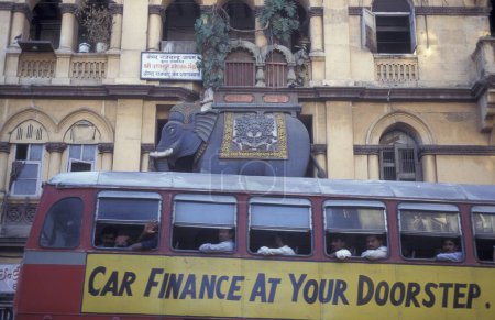 Téléchargez les photos : Une maison avec un éléphant de pierre à la façade de la banque Jammu & Cachemire à Colaba dans le centre-ville de Mumbai en Inde. Inde, Mumbai, mars 1998 - en image libre de droit